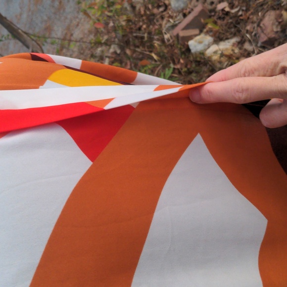 Vince Camuto Bold Autumn Colors of Gold/Orange/Brown/Black Abstract Pattern V-Ne - Picture 10 of 15